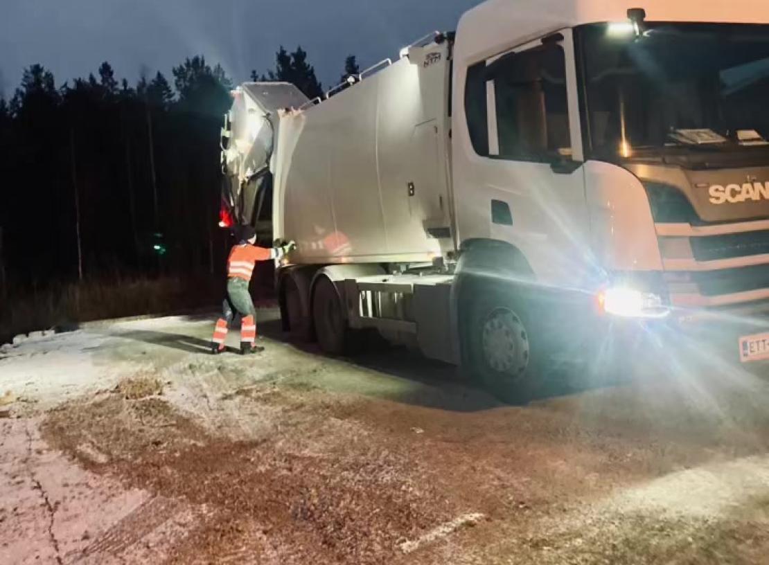 I samarbete med NTM provkör vi det senaste inom sopbil, mycket gott resultat ger vår chaufför till denna modell. Yhteystyö NTM’n kanssa testaamme tämä uusi pakkariauto, meidän kuski antaa täydet pisteet. #ntm #retex