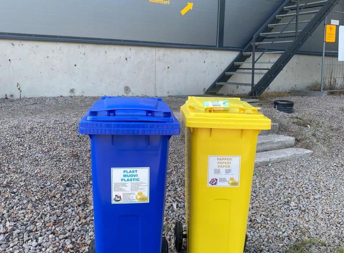 Från oss får ni soptunnor i olika storlekar och färger till er sortering.
Meiltä saatte erikokoisia ja eri värisiä roskatynnyreitä lajitteluunne.