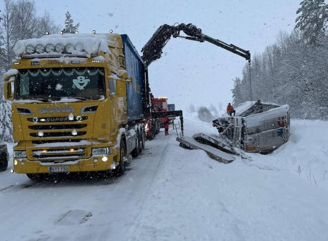  När olyckan är framme hjälper vi till, spännande uppdrag som löser sig på bästa vis med goda samarbetspartners. 
Tapaturman sattuessa autamme, jännittäviä tehtäviä jotka ratkeavat parhaalla tavalla hyvienyhteystyökumppaneiden kanssa.#hinauskuljetuslähdek