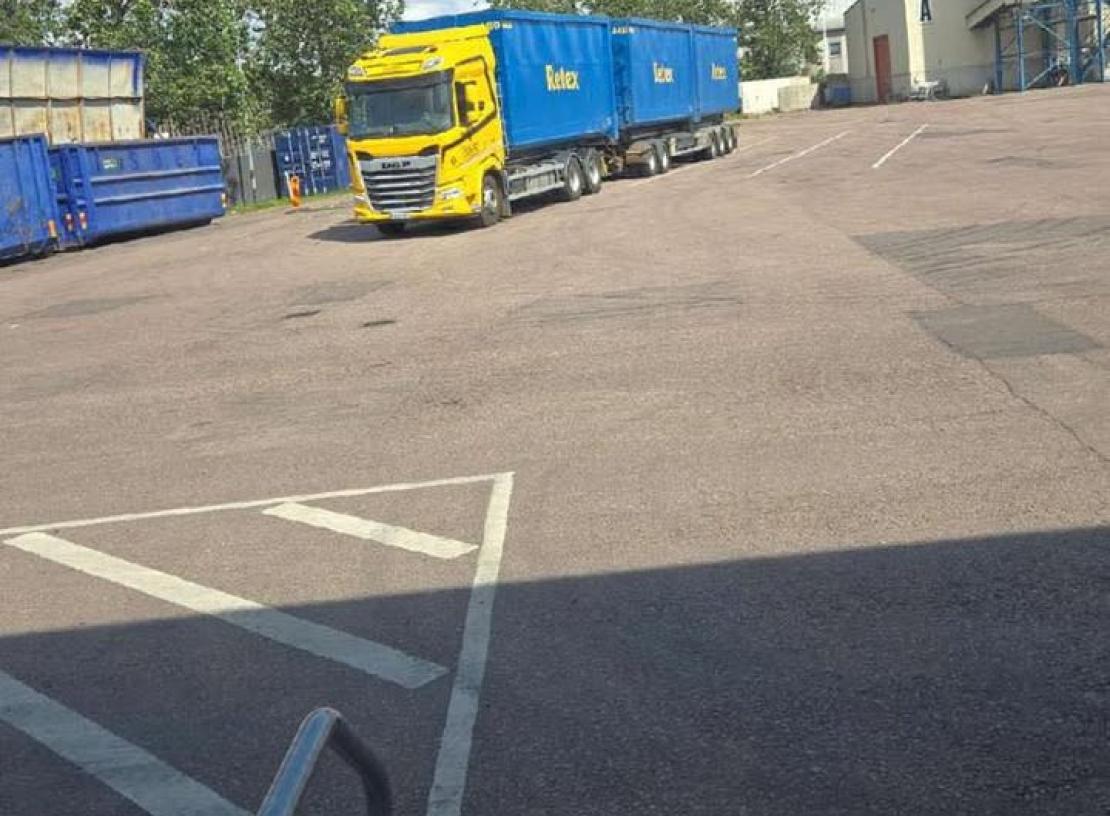  Robin var till Västerås på utfärd förra veckan, hör av er om ni har behov av transporter både in- och utrikes.
Robin oli Västeråsissa matkalla viime viikolla, kerrothan, jos tarvitset kuljetusta sekä kotimaassa että ulkomailla.