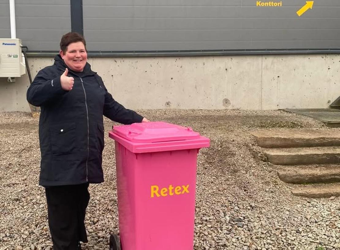 Två lyckliga vinnare av de populära rosa soptunnorna. Grattis🎉
Kaksi onnekasta voittajaa, jotka voittivat suositut vaaleanpunaiset roskatynnyrit. Onnittelut🎉